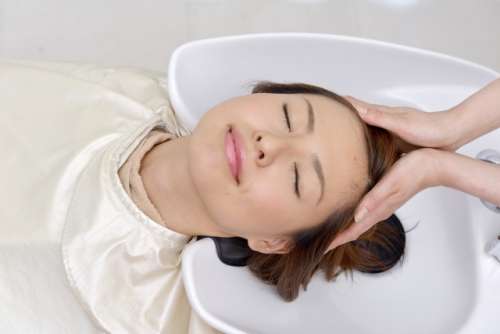 美容室でシャンプー